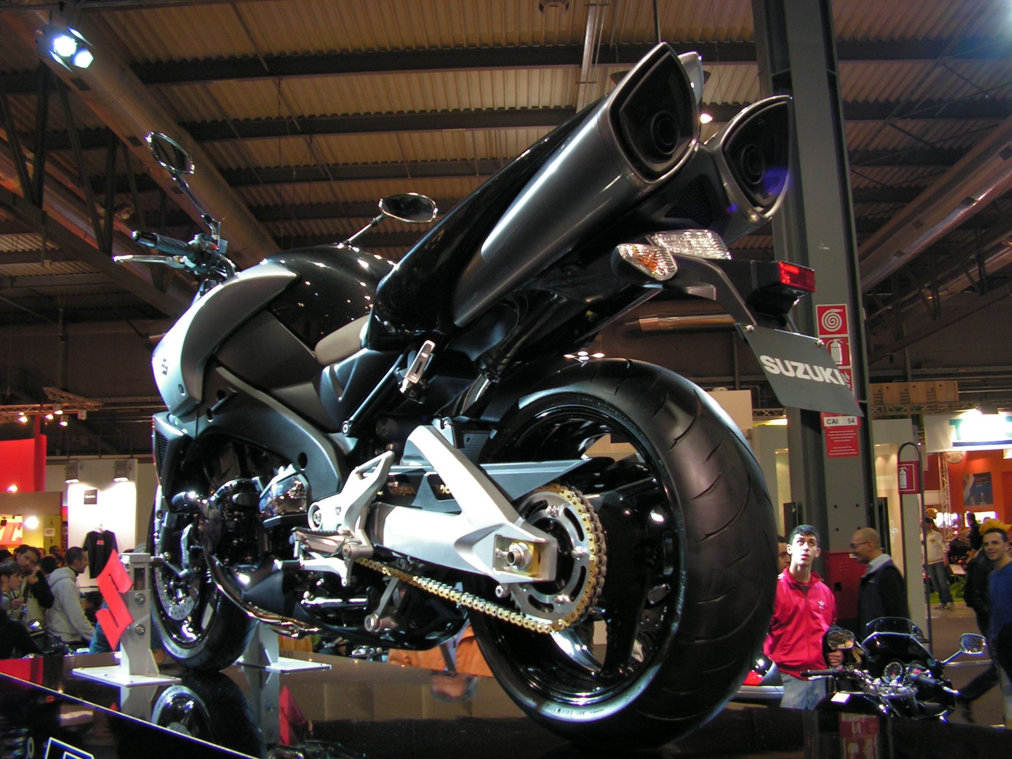 2048x1536 Suzuki B King (rear)