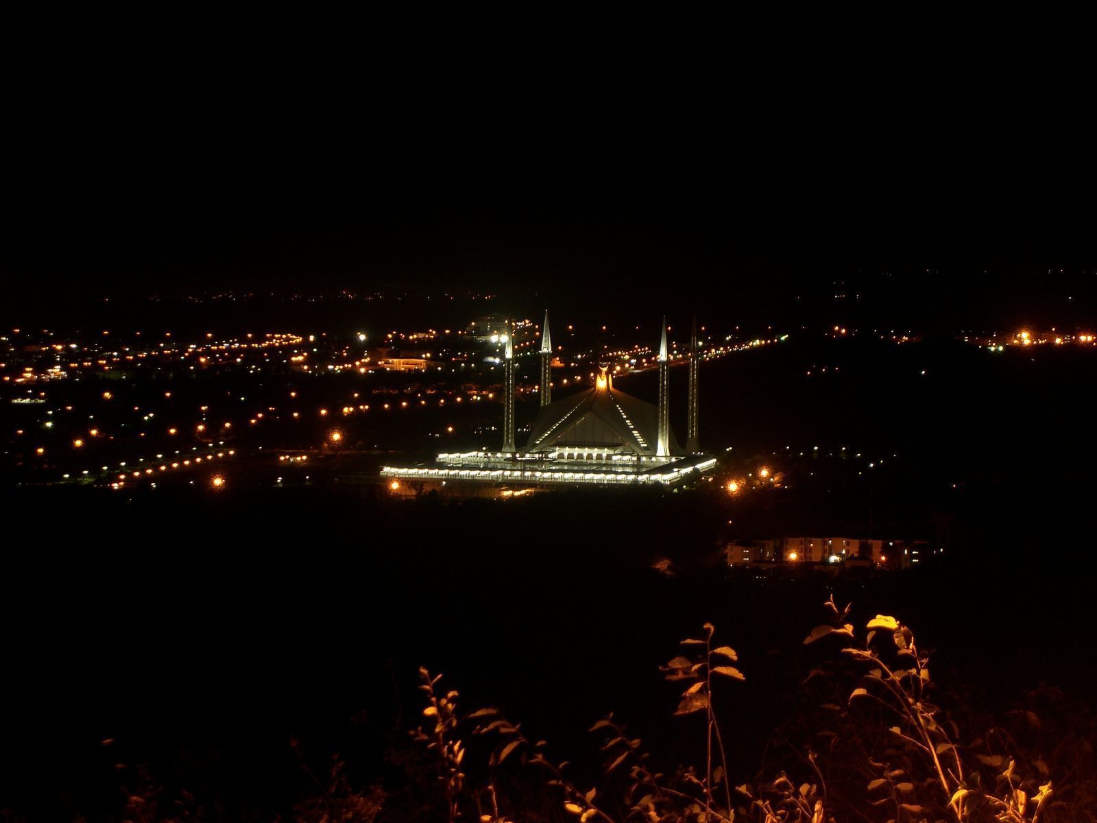 1600x1200 Night view of Faisal Mosque in