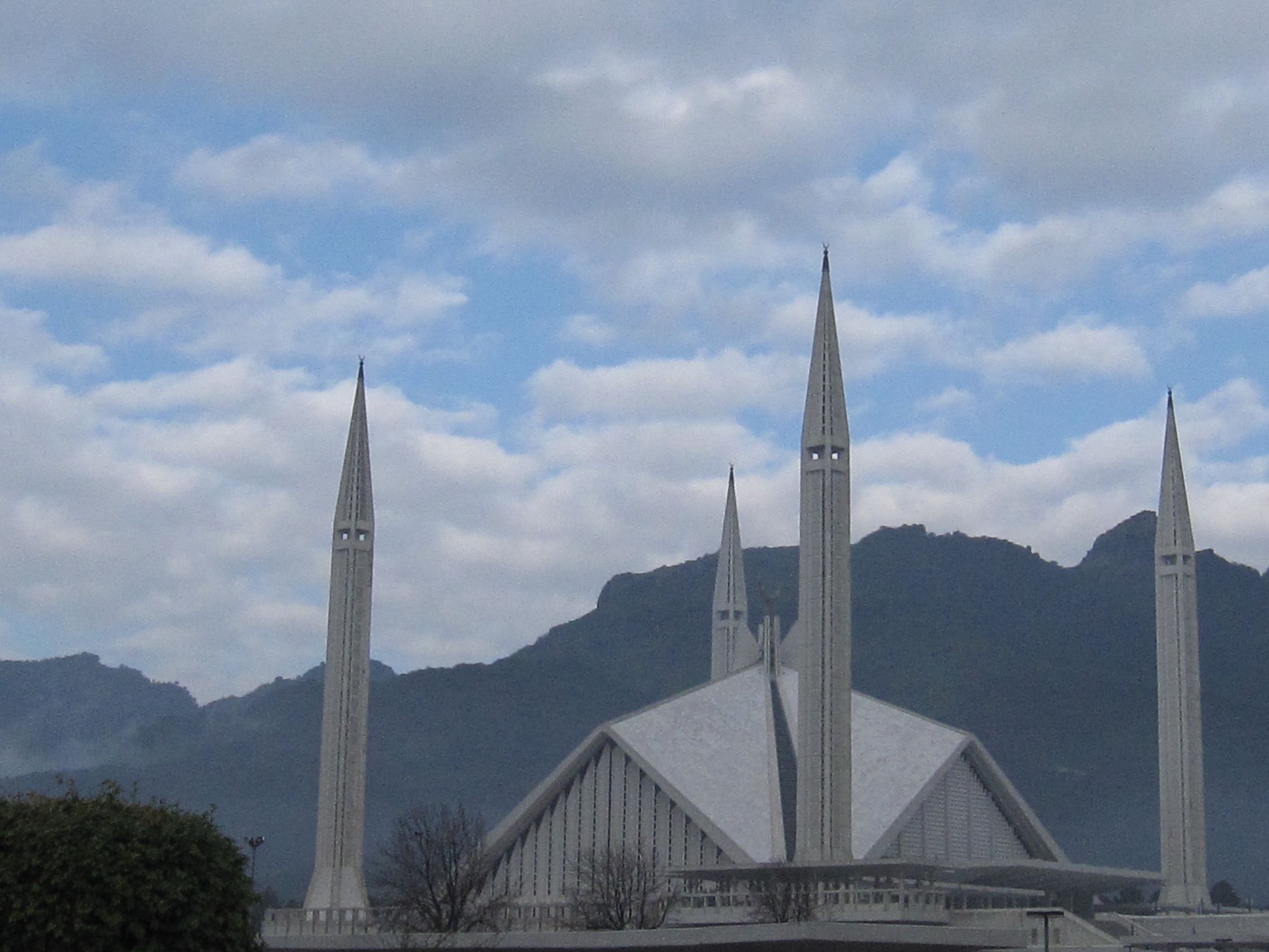 2272x1704 Faisal Mosque rainy