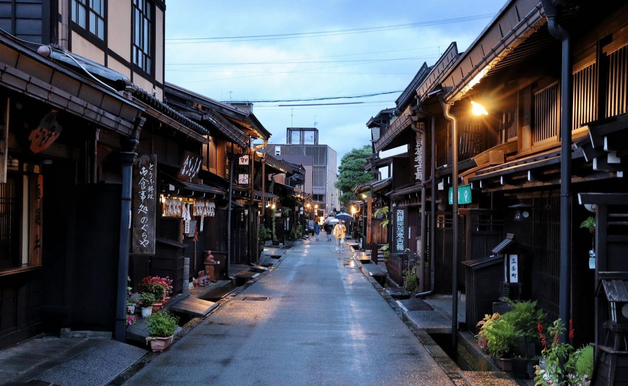 1290x793 Traditional Japanese town in Takayama