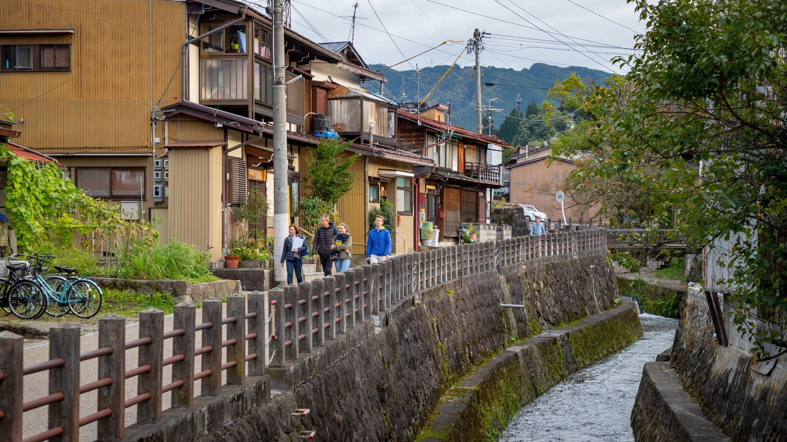 2560x1440 Shiroyama Park in Hida Takayama Onsen and Activities
