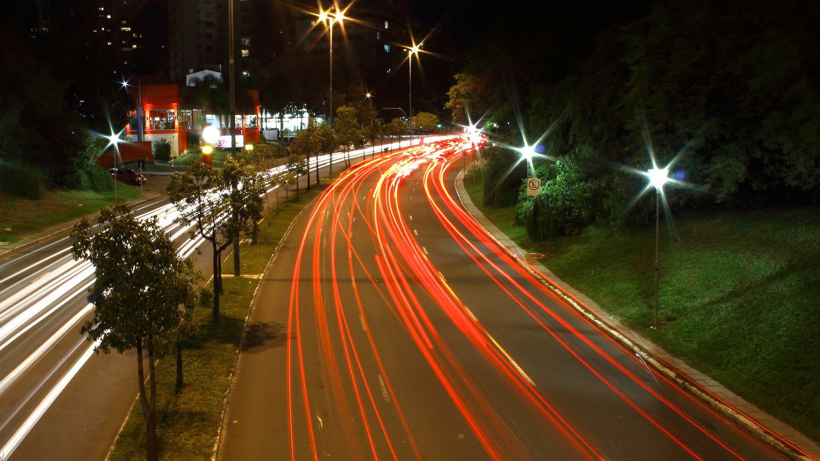 1600x900 Light trails in Porto Alegre, Brazil. Goethe Avenue Porto A