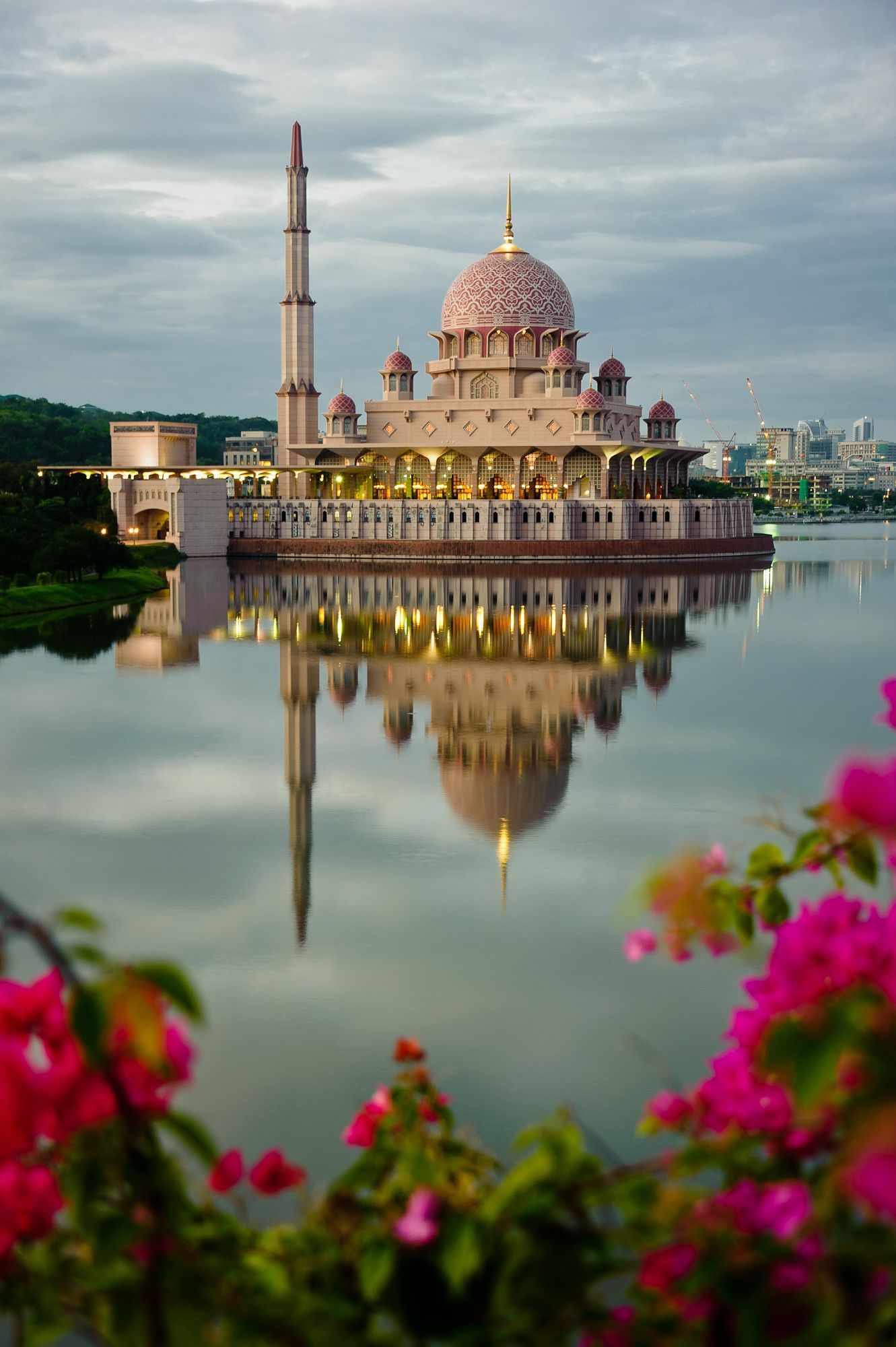 1331x2000 Putra Mosque (Masjid Putra), Putrajaya, Malaysia. Beautiful mosques, Mosque architecture, Masjid
