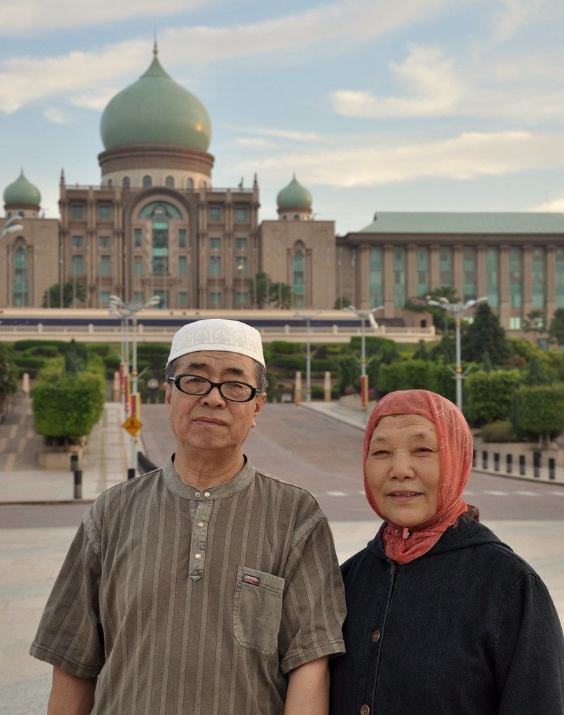 807x1024 一对幸福的回教徒. Lovely muslim couple from China at Putrajaya