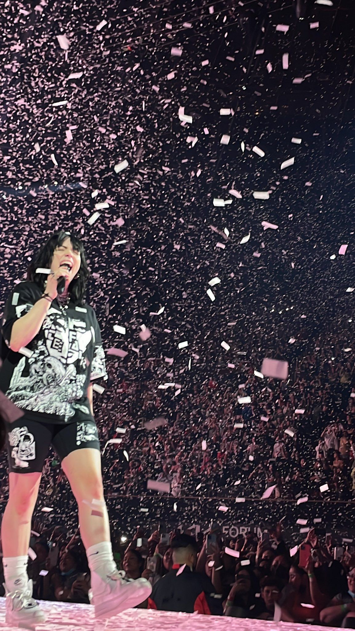 1154x2048 Billie Eilish Tours on X: #HTELosAngeles: Billie performing at the tonight in Los Angeles, California
