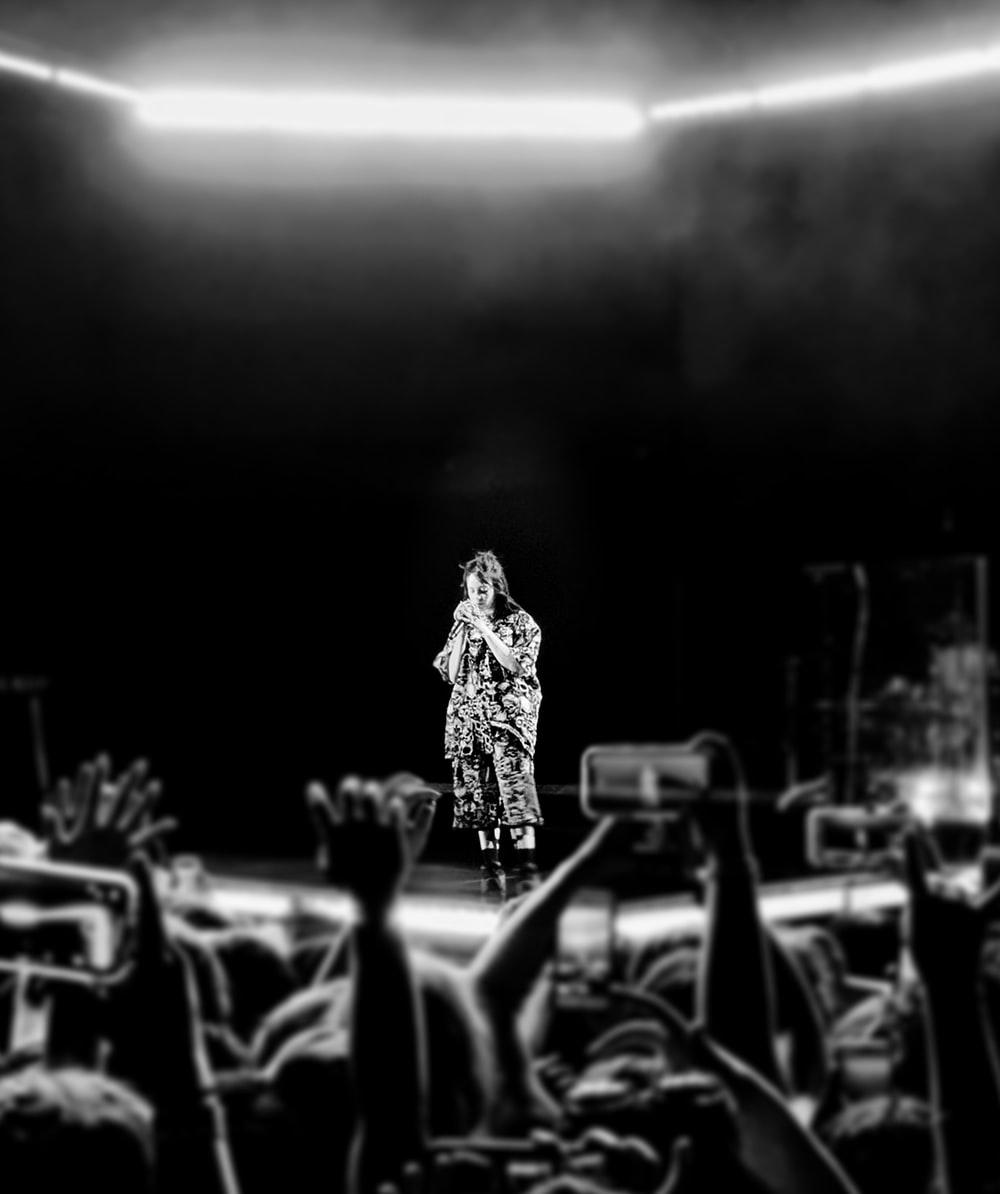 1000x1194 Billie Eilish Concert Wallpaper