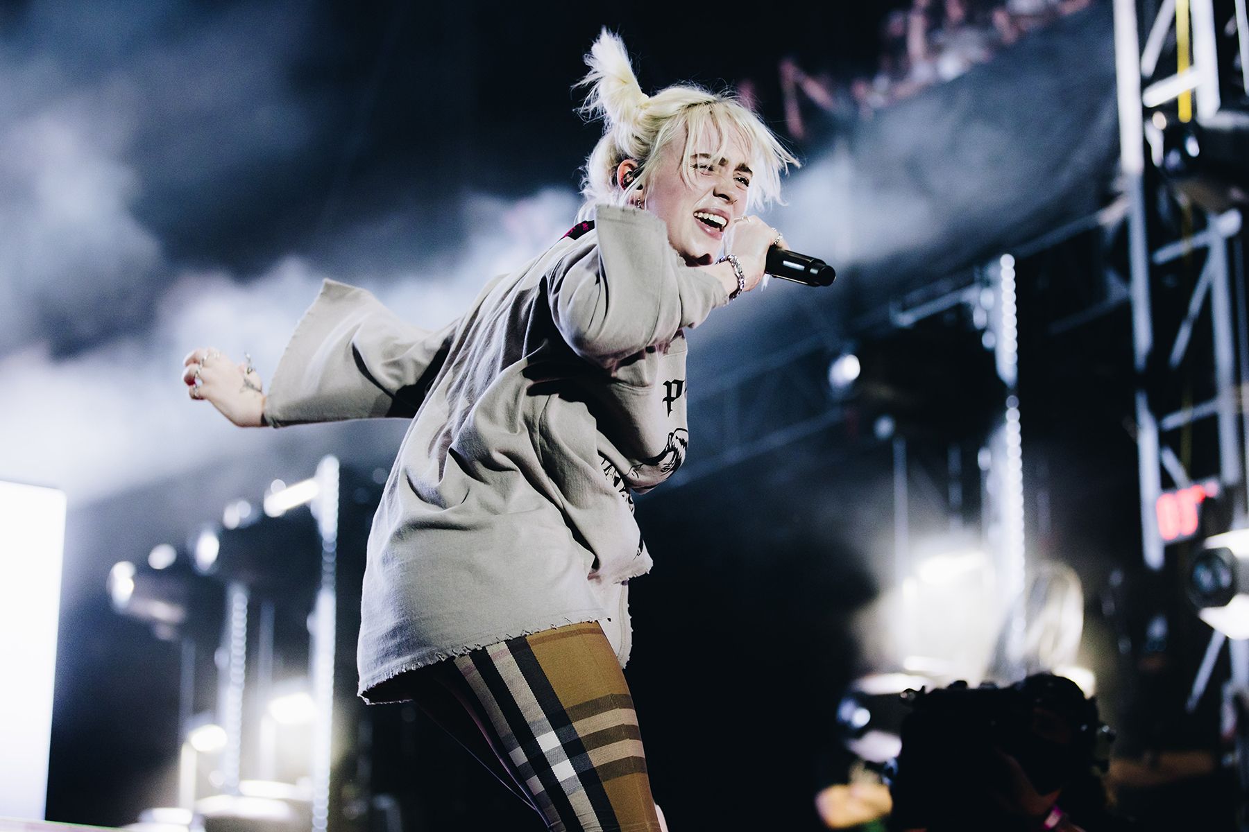 1800x1200 Phoebe Bridgers, Dave Grohl Join Billie Eilish During Los Angeles Show