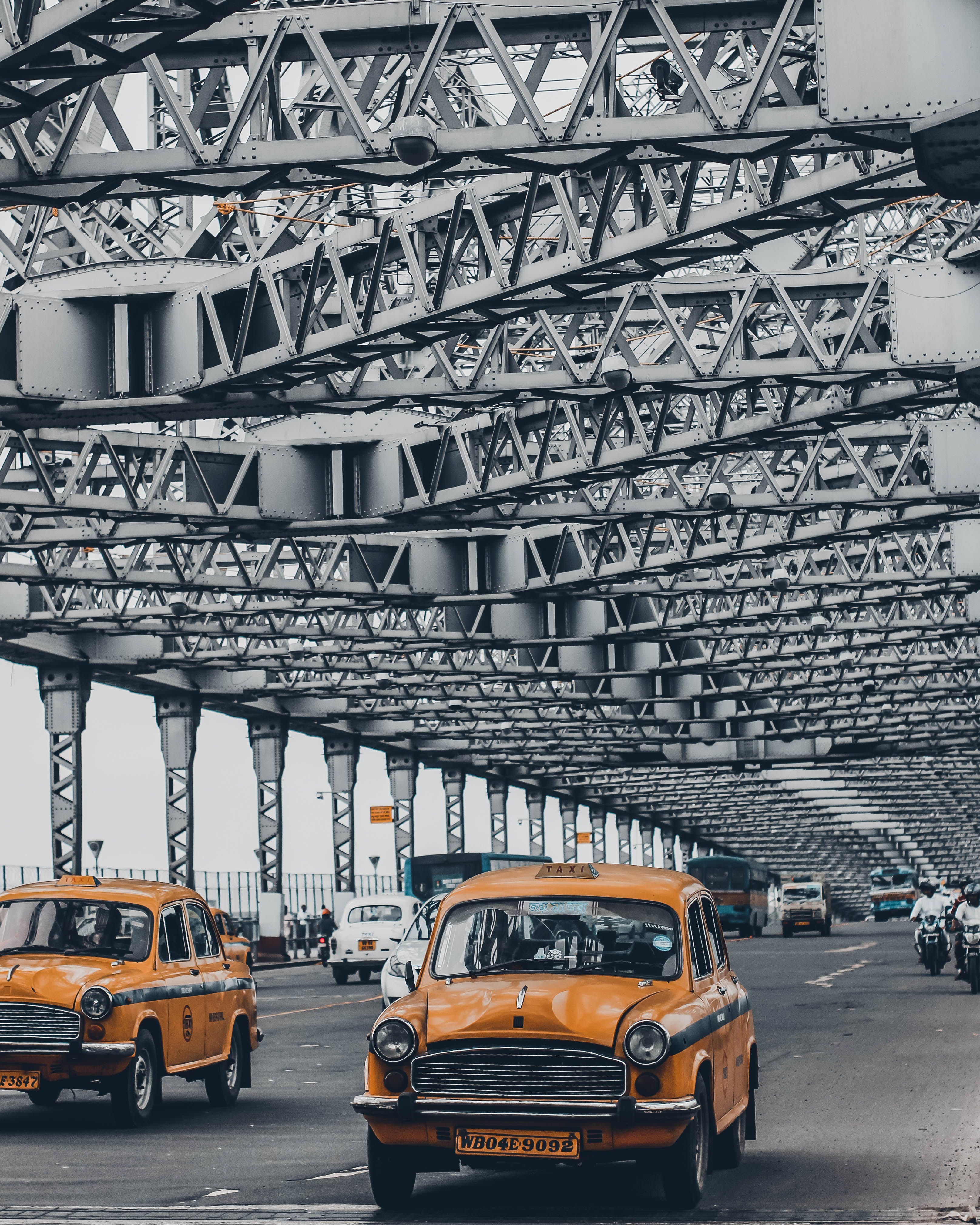 3232x4040 Cars on Road · Free