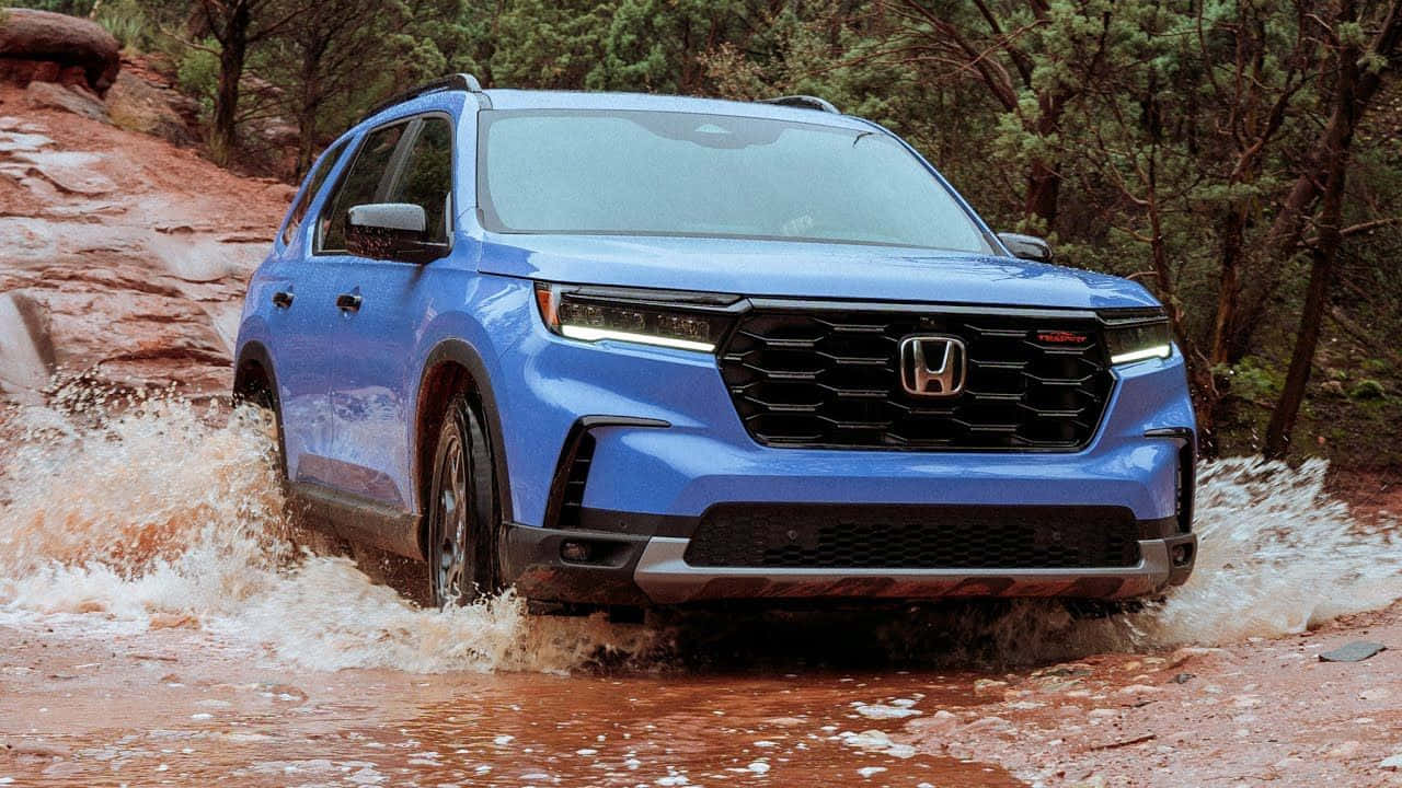 1280x720 Download The Blue 2020 Honda Pilot Is Driving Through A Muddy Area