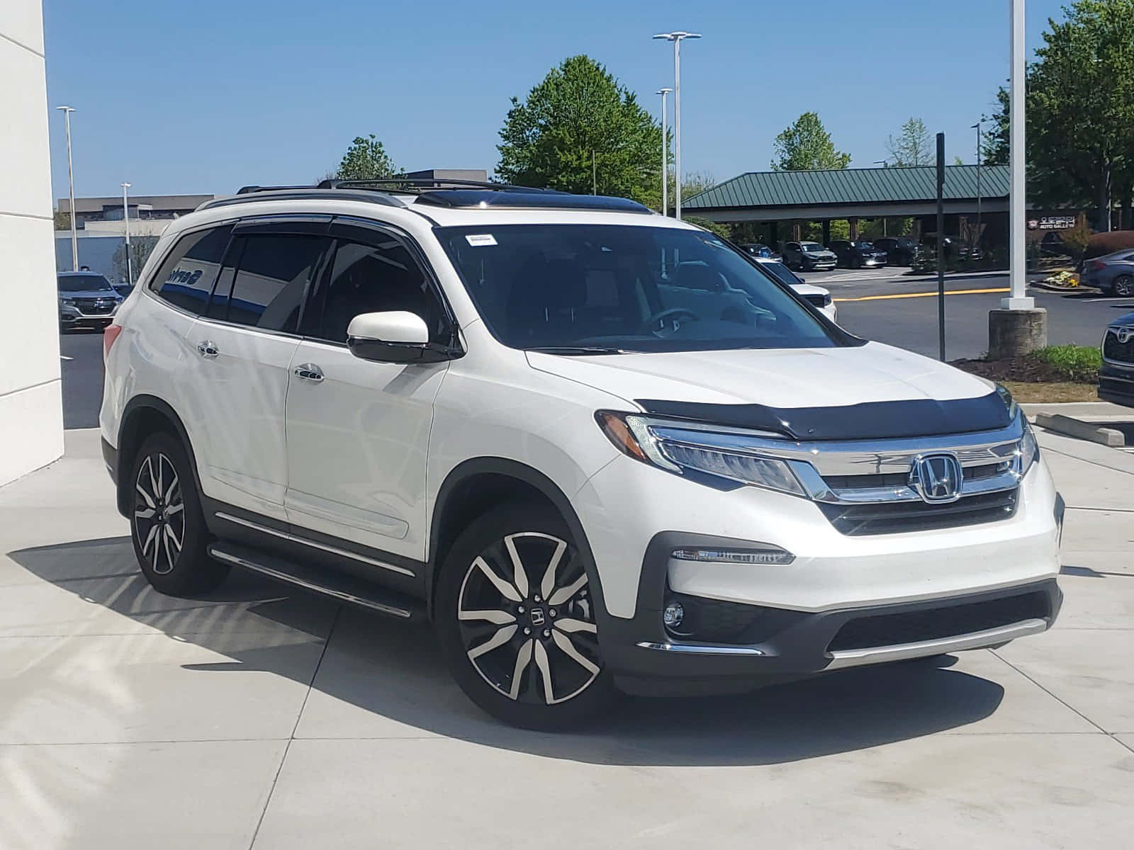 1600x1200 Download Sleek Honda Pilot on Scenic Road Wallpaper