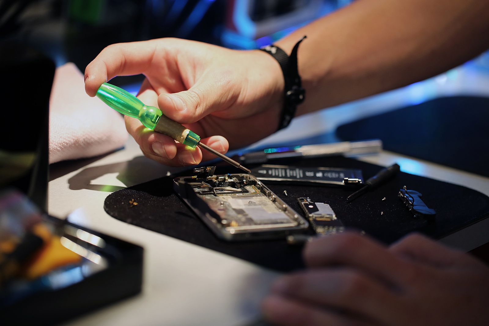 1600x1067 Why Choose Expert Phone Repair Services