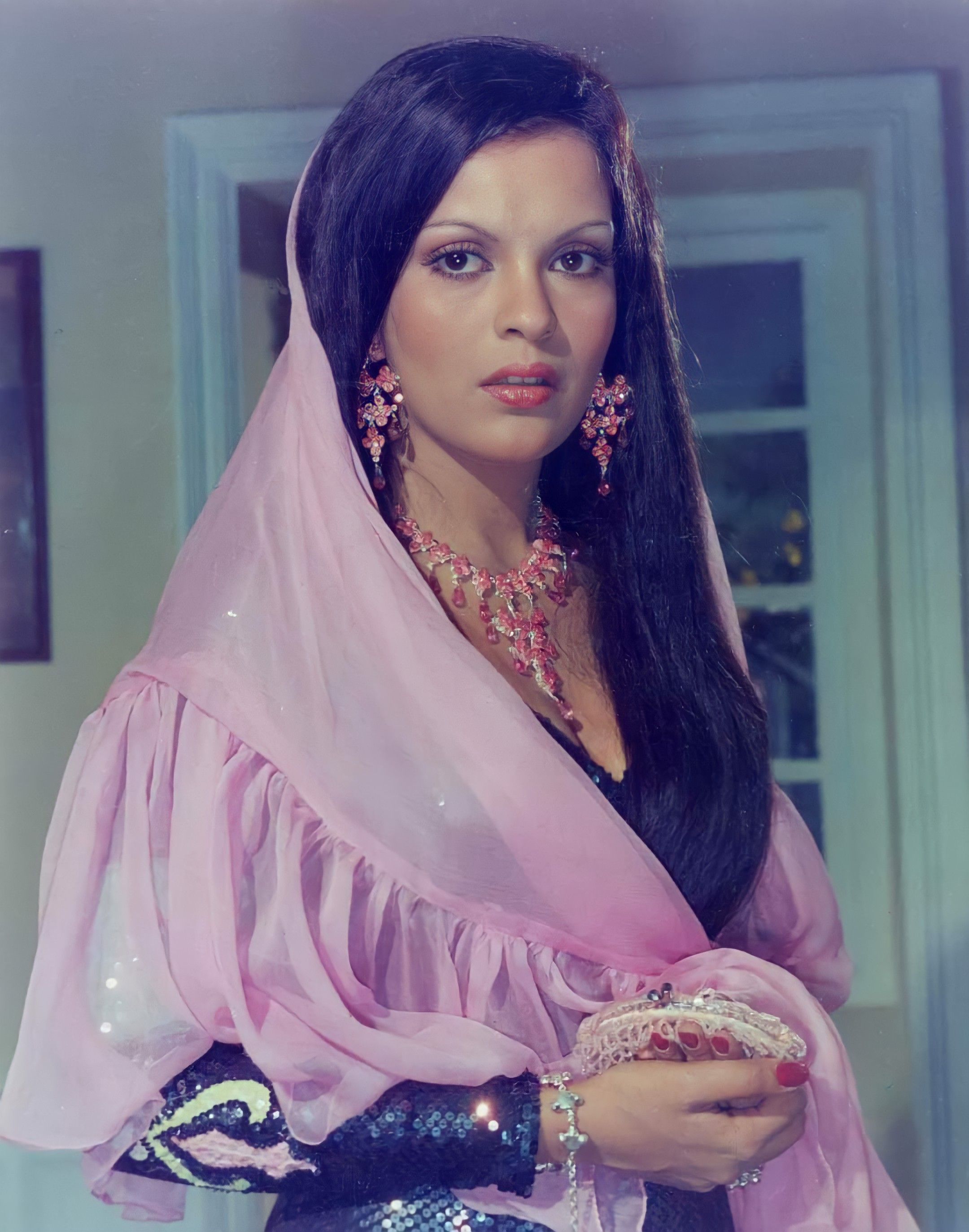 2160x2746 Zeenat Aman Wallpaper Download