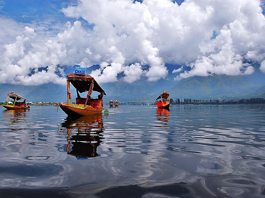 1024x768 Majestic Image of Kashmir That You Would Mistake For Heaven!
