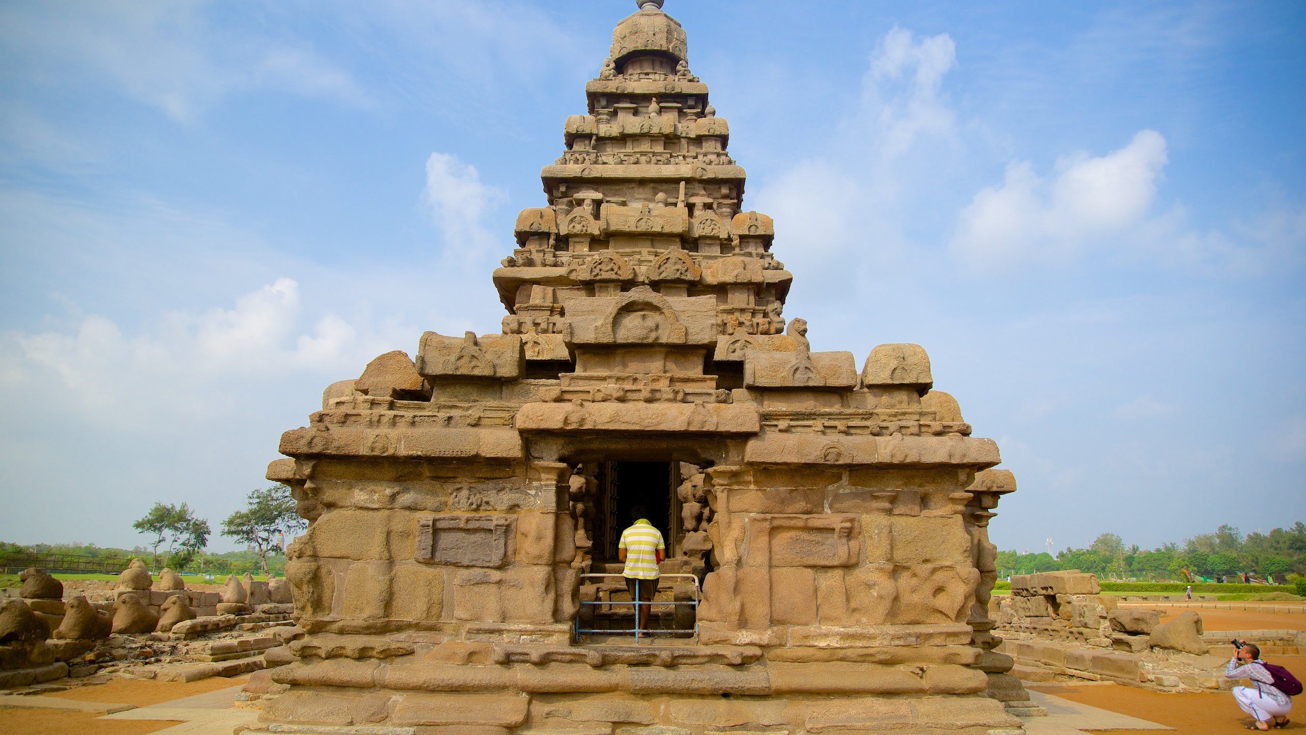 2560x1440 Shore Temple in Mahabalipuram Beach and Activities