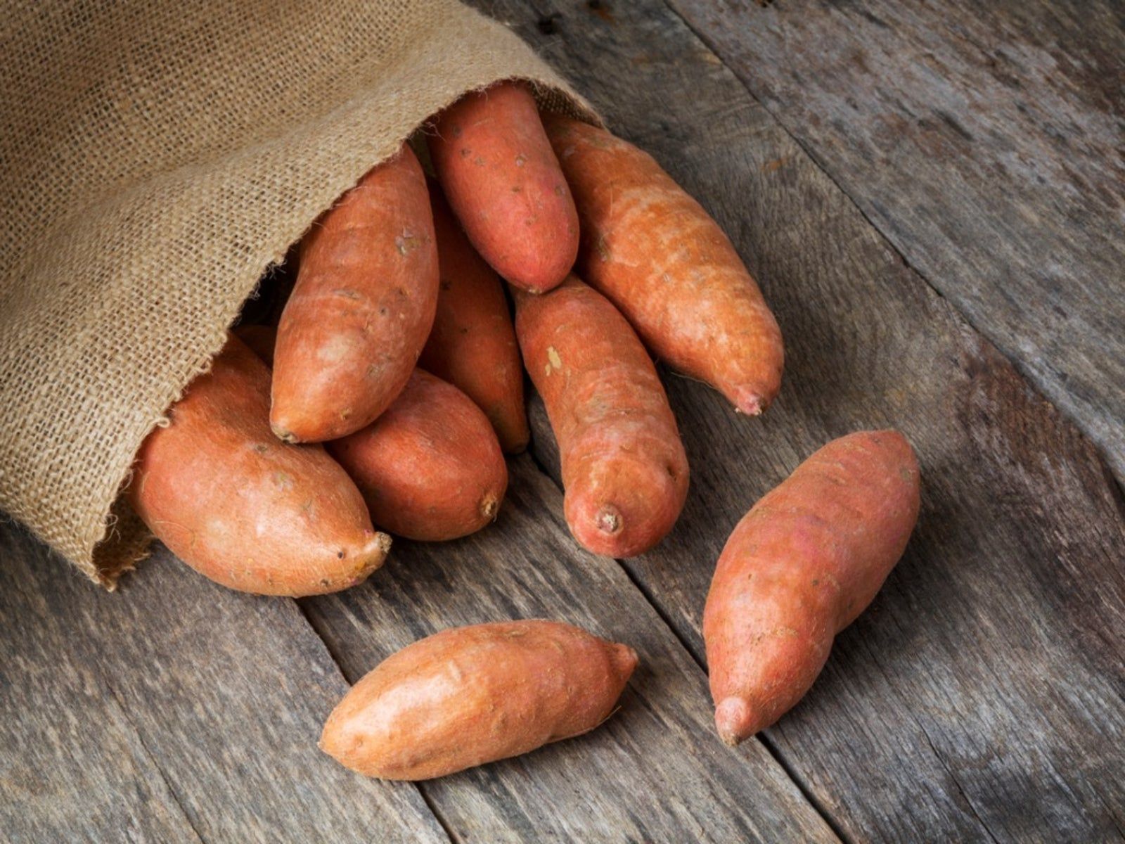 1600x1200 Why Are My Sweet Potatoes Cracking: Reasons For Sweet Potato Growth Cracks