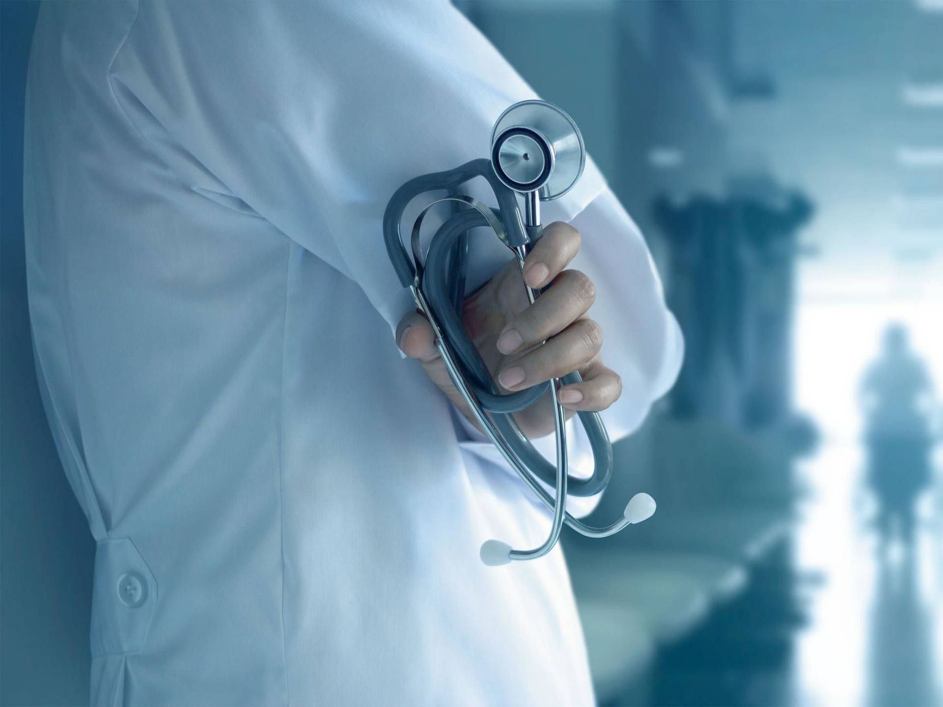 1920x1440 Download Dedicated Physician in a Modern Hospital Setting Wallpaper
