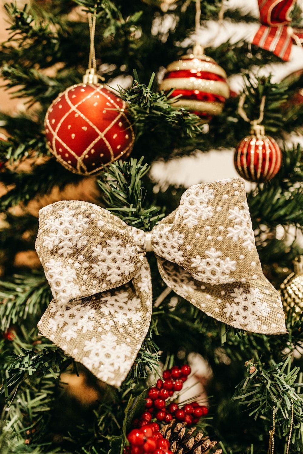 1000x1500 Red and white Christmas baubles hanged on Christmas tree photo
