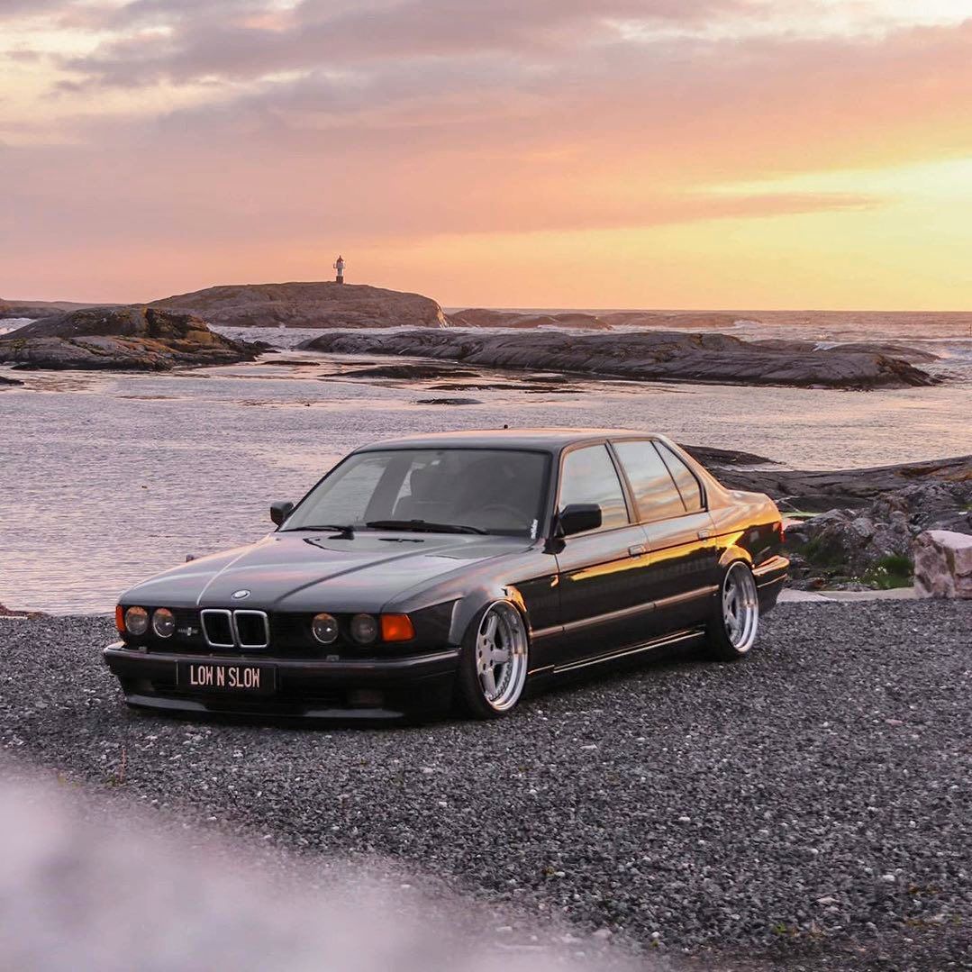 1079x1079 BMW 735i (E32) Photo