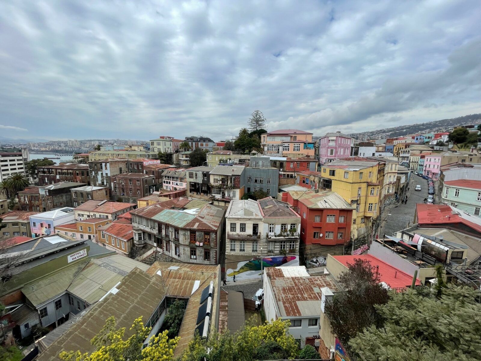 1600x1200 Valparaiso: A Vibrant Chilean Destination