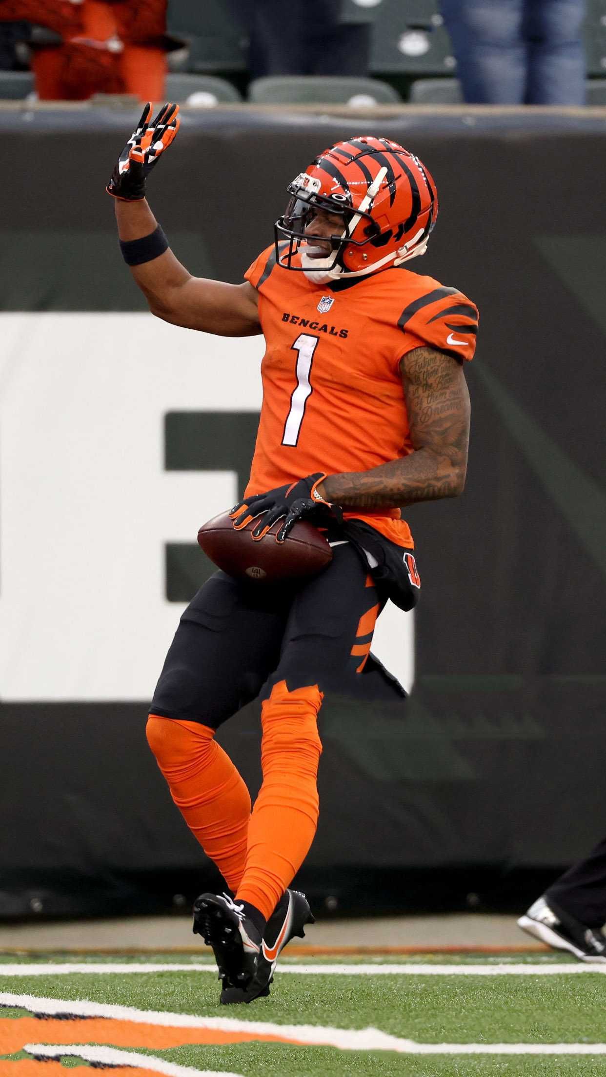 1242x2208 Jamar Chase Wallpaper. Nfl photo, Football game outfit, Football poses