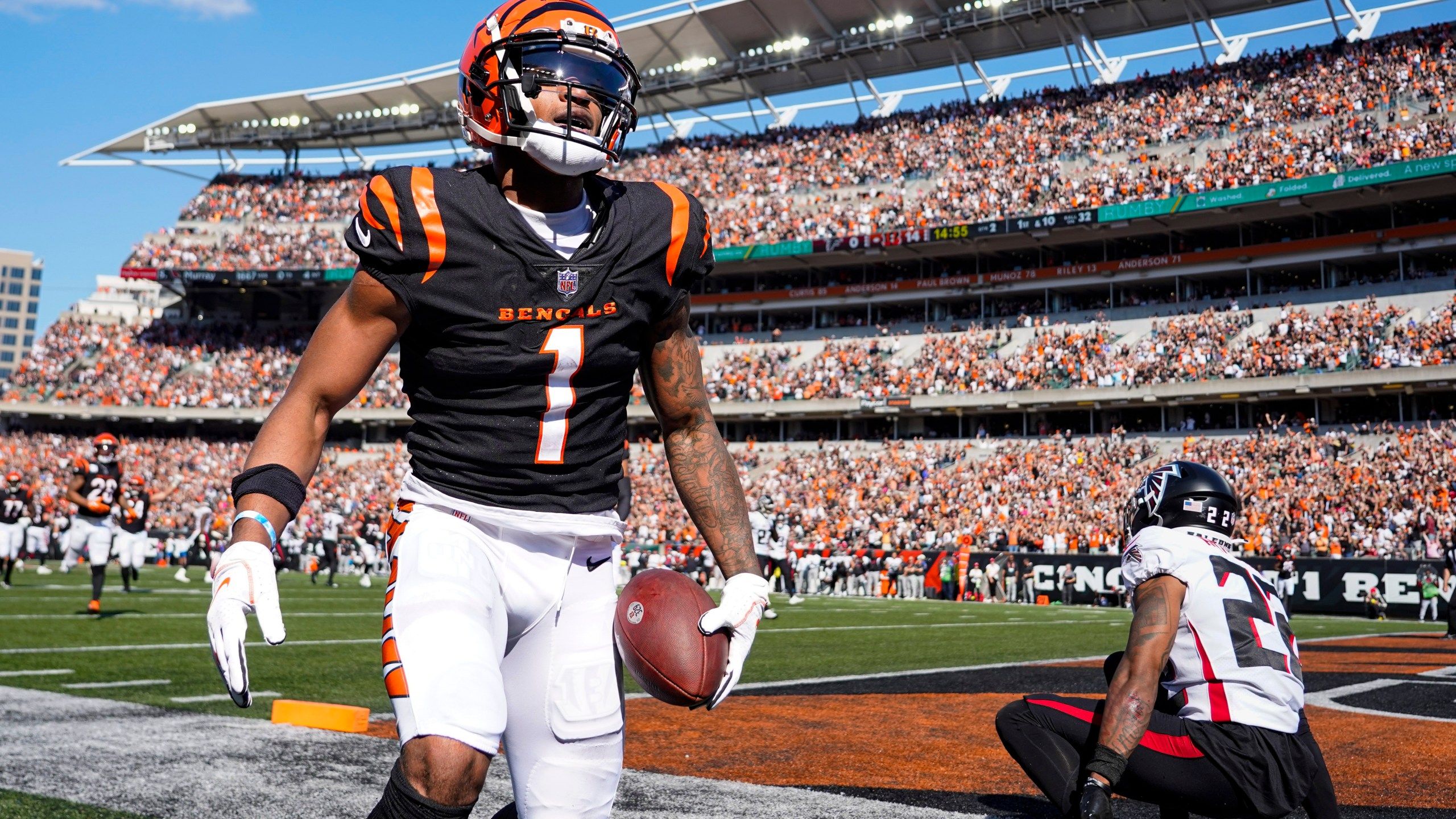 2560x1440 AP source: Bengals star WR Chase out weeks with hip injury