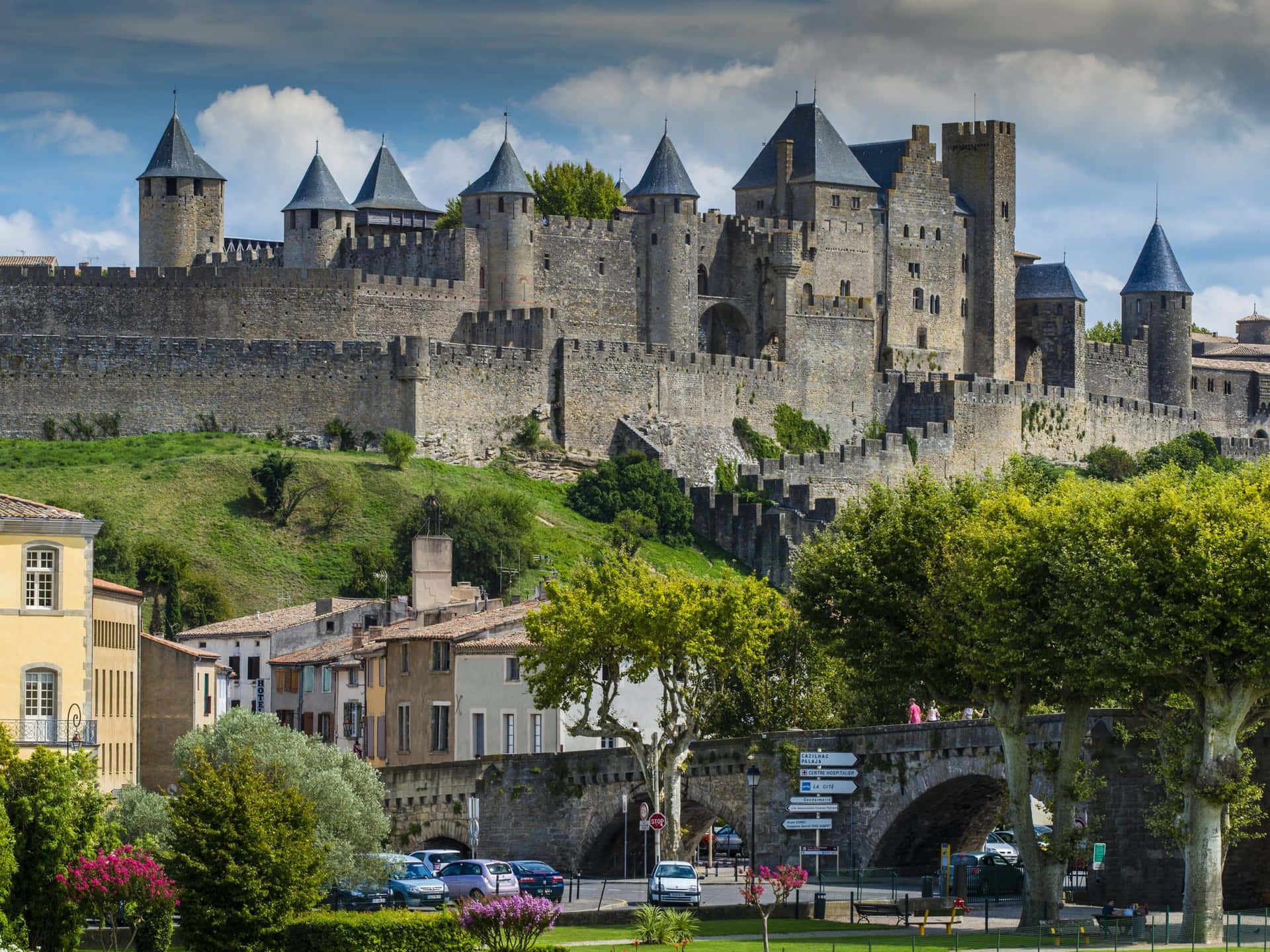 1920x1440 Download Medieval Fortified City With Chateau Comtal In Carcassonne Wallpaper