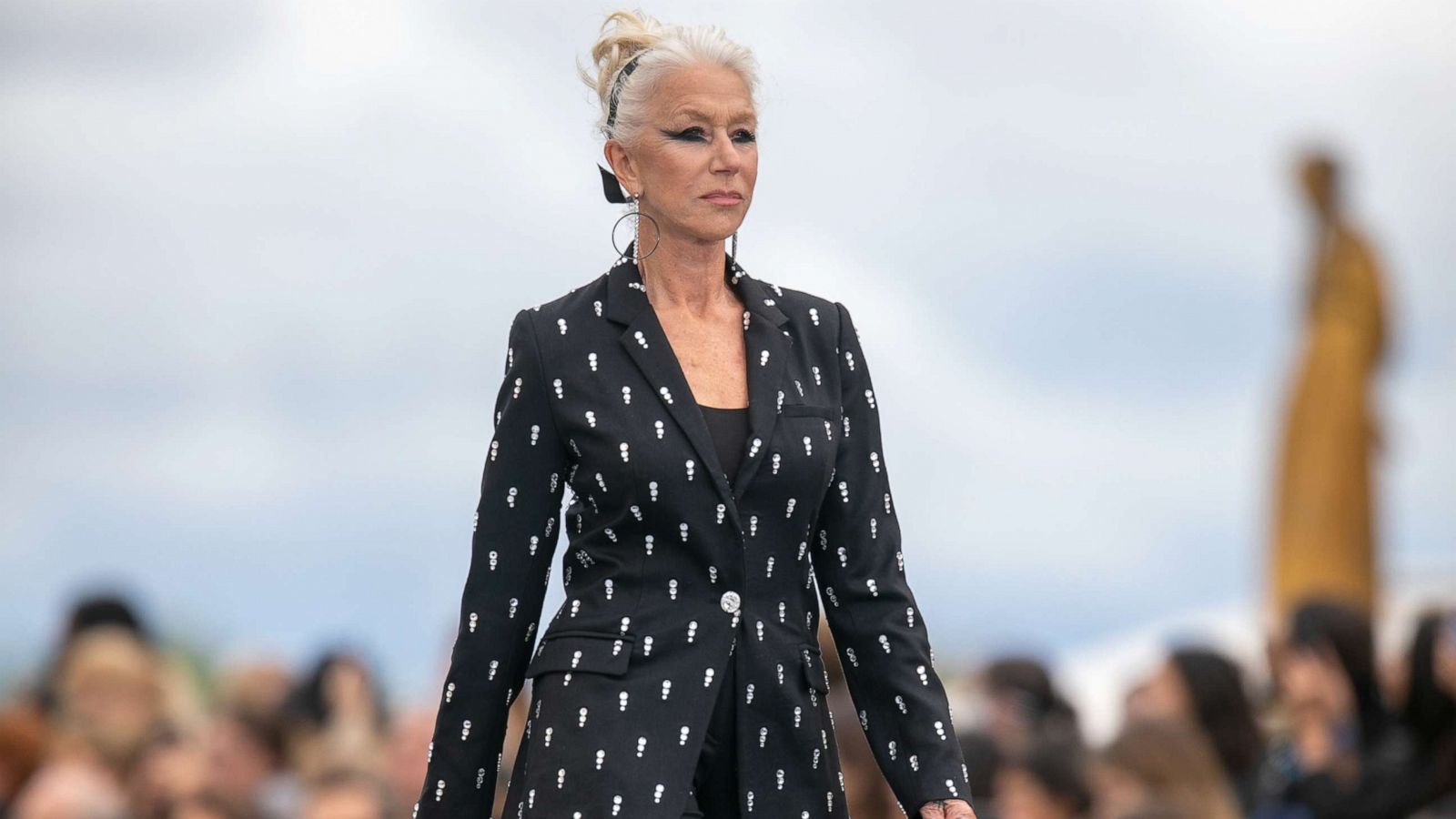 1600x900 Helen Mirren dominates the runway in power suit during Paris Fashion Week