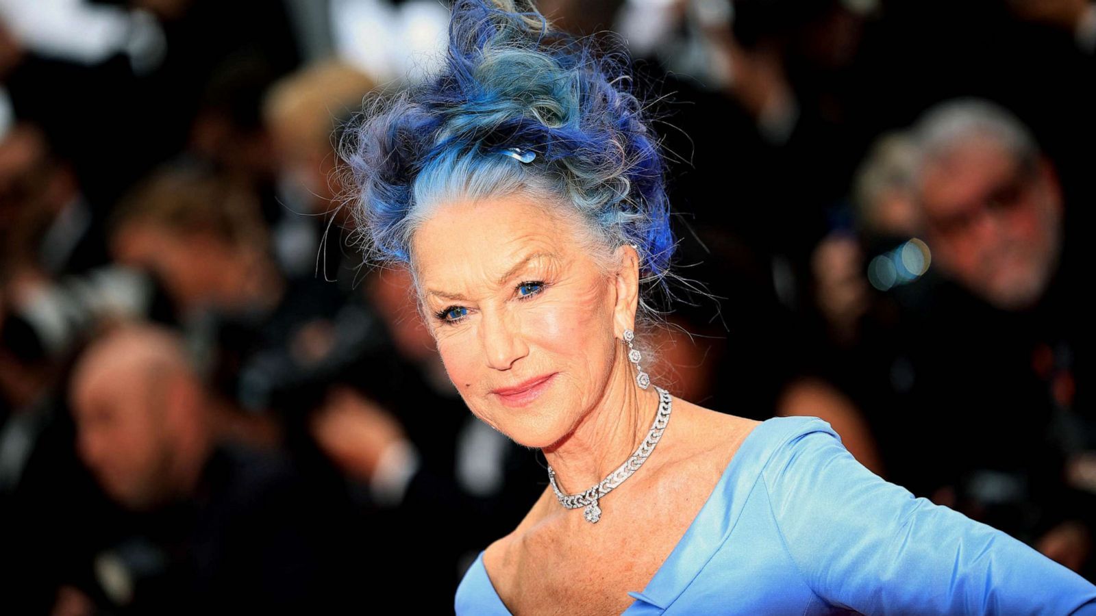 1600x900 Helen Mirren shows off blue hairdo at Cannes Film Festival