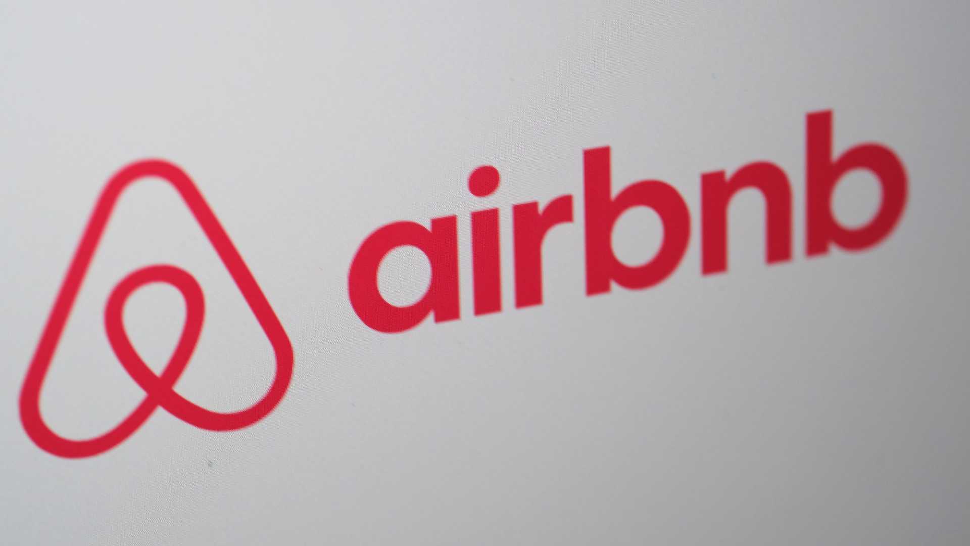1920x1080 Lessons Behind Airbnb CEO's Email About Laying Off 900 Workers