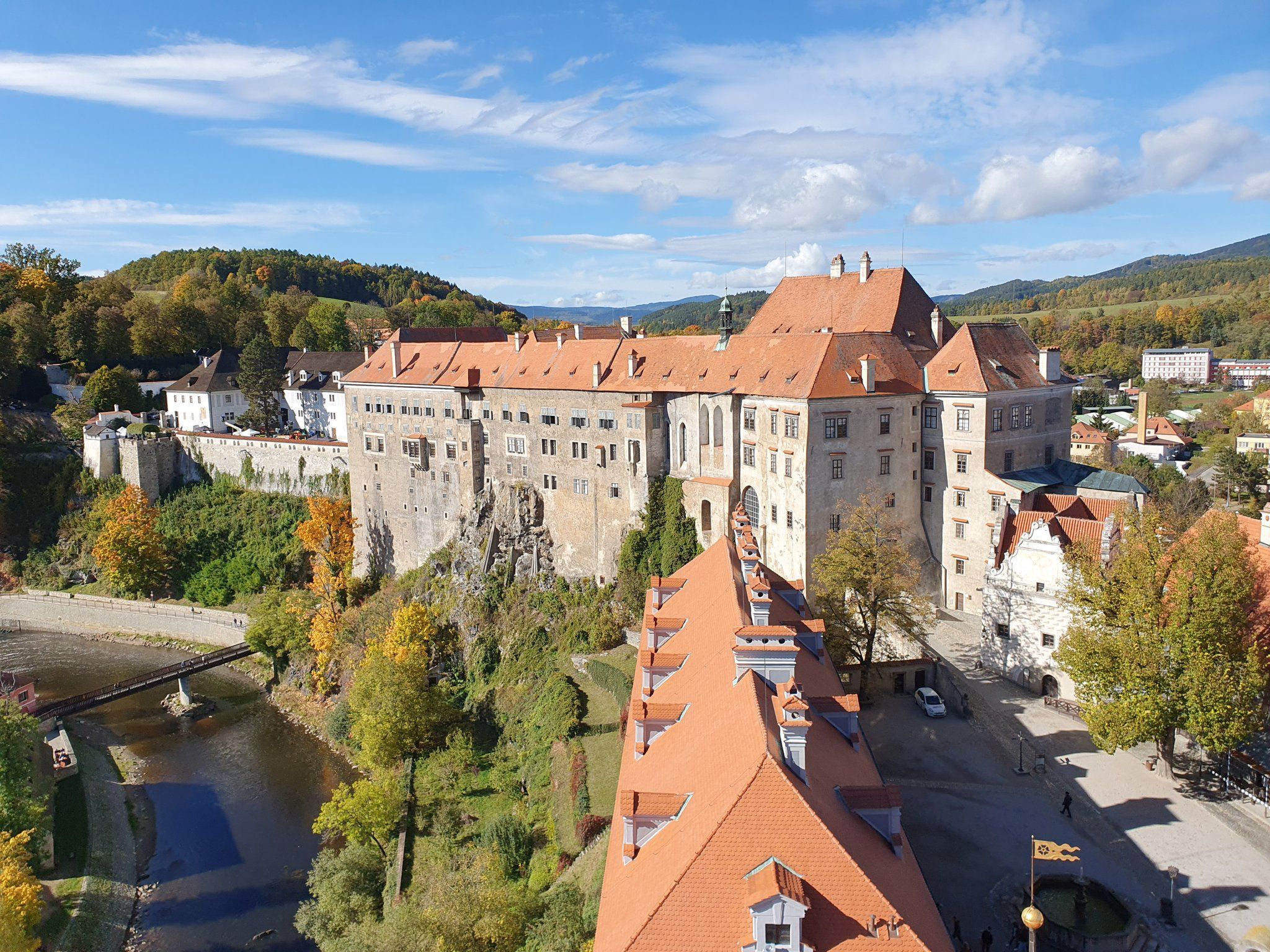 2048x1536 RJonTourUK on X: Blue skies above Cesky Krumlov. Lovely weather for the last day here. #ceskykrumlov #CzechRepublic #travelblogger / X