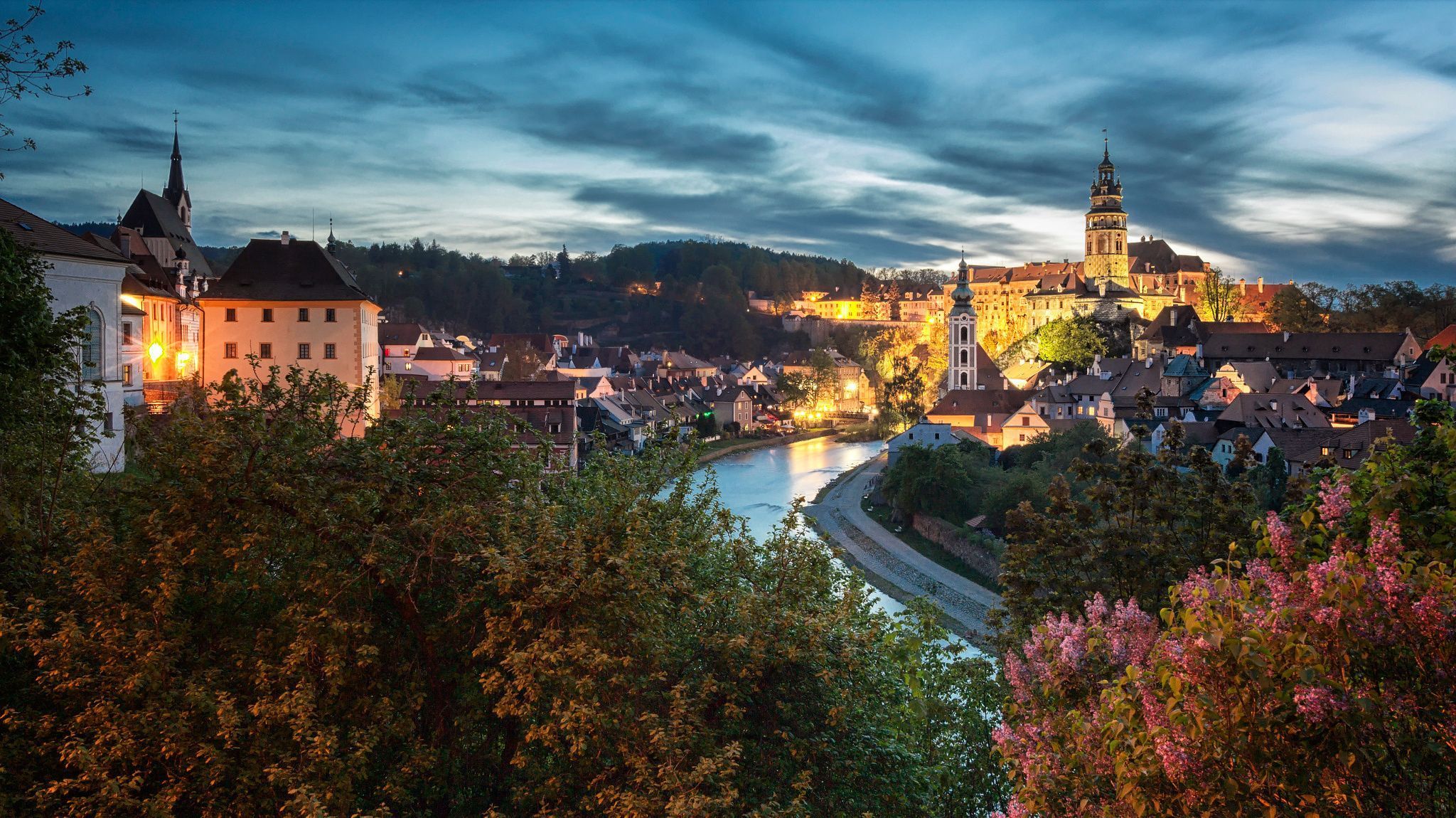 2048x1150 Wallpaper. Cities. photo. picture. Czech Republic, the city, Cesky Krumlov, spring, evening