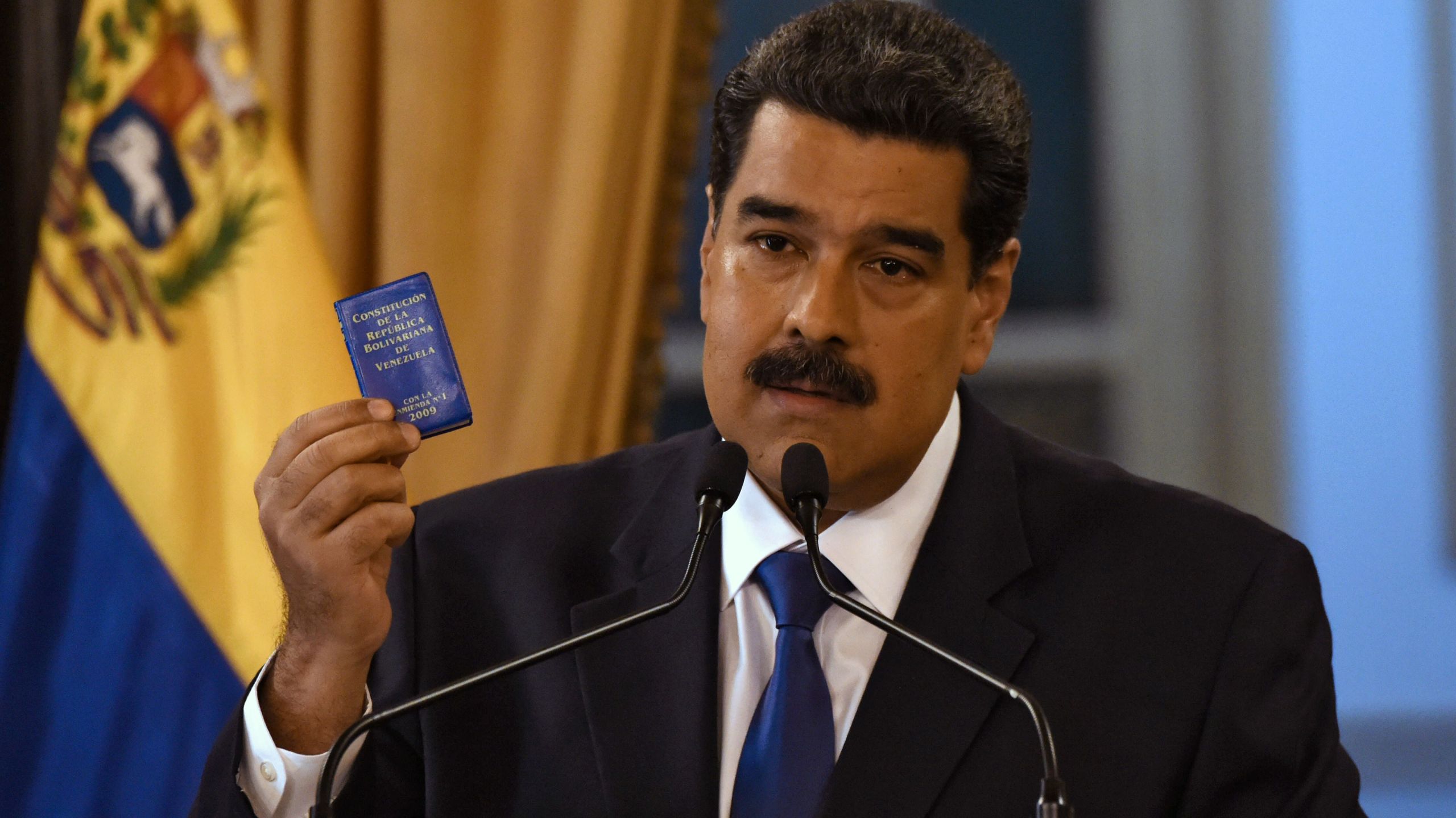 2560x1440 Venezuela's Maduro breaks relations with Colombia in standoff over aid