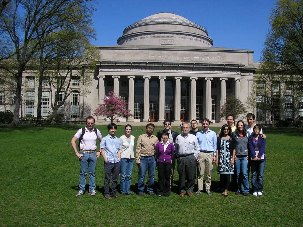 1024x768 Download Professors And Students At MIT Great Dome Wallpaper