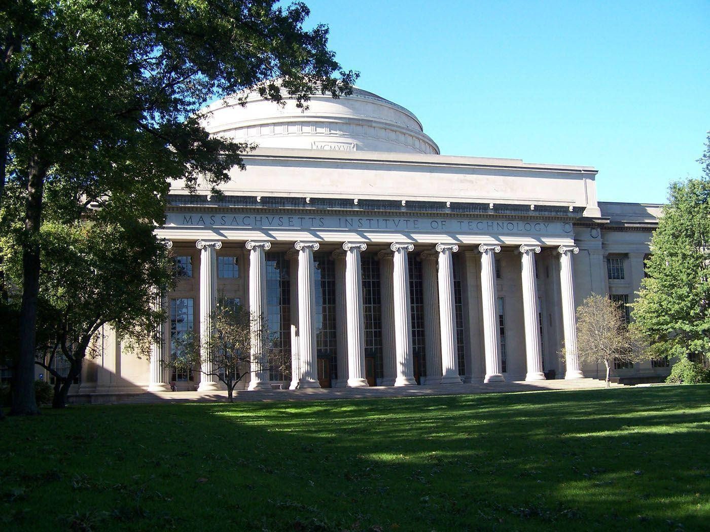 1400x1050 Download Caption: The Iconic Great Dome of MIT under a Clear Blue Sky Wallpaper