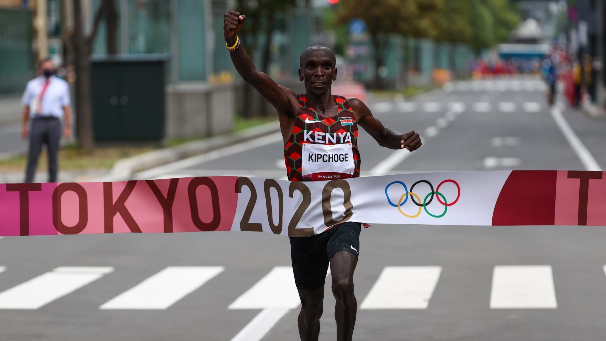 2048x1152 Eliud Kipchoge Defends Olympic Title