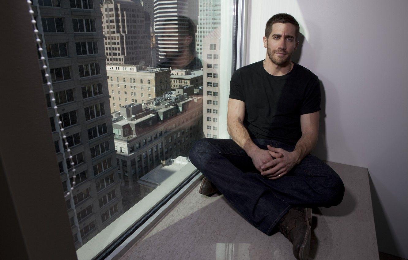 1332x850 Wallpaper skyscraper, window, actor, male, sitting, Jake Gyllenhaal