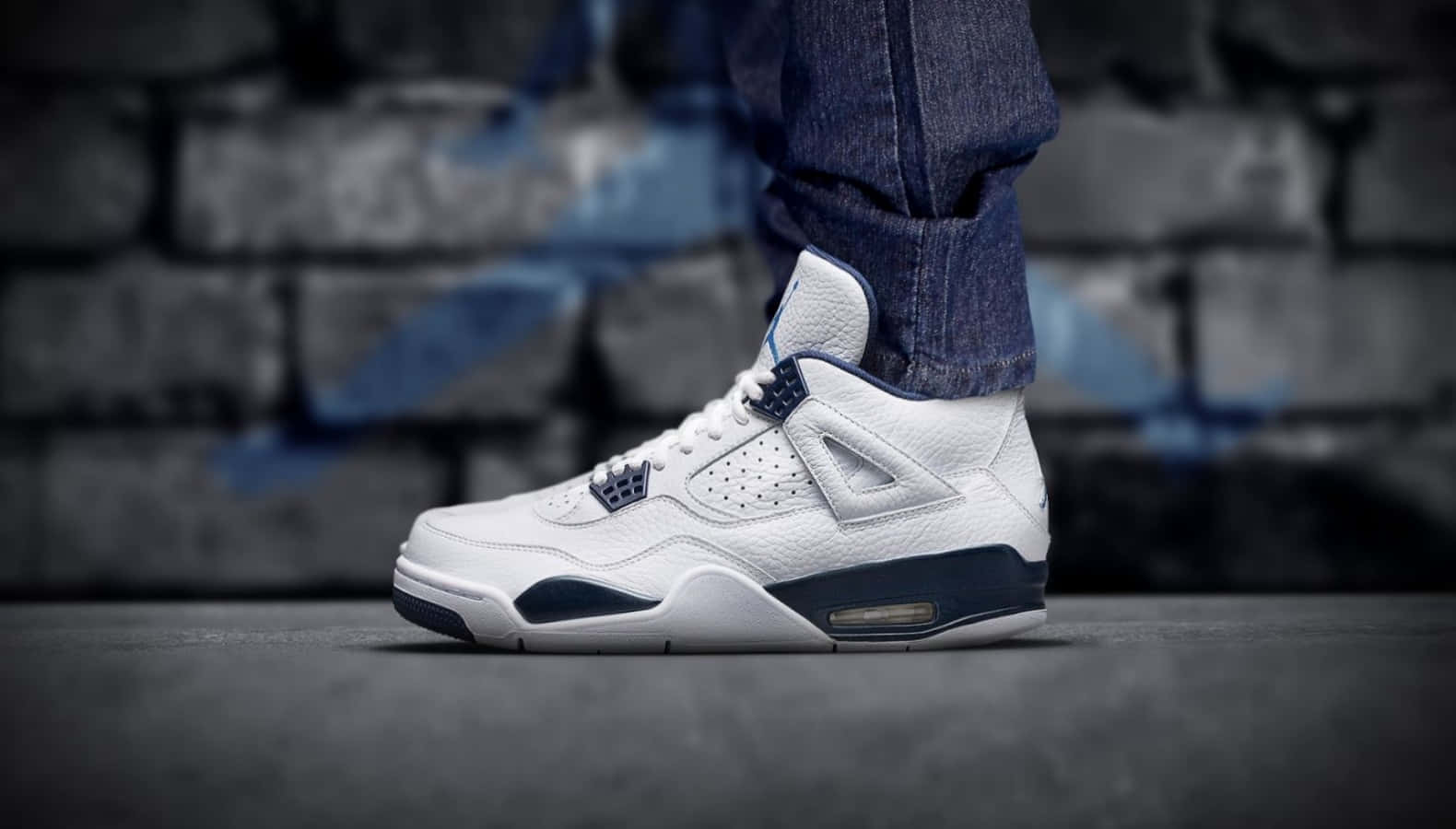 1580x900 Download The Iconic Air Jordan 4 Sneaker Wallpaper