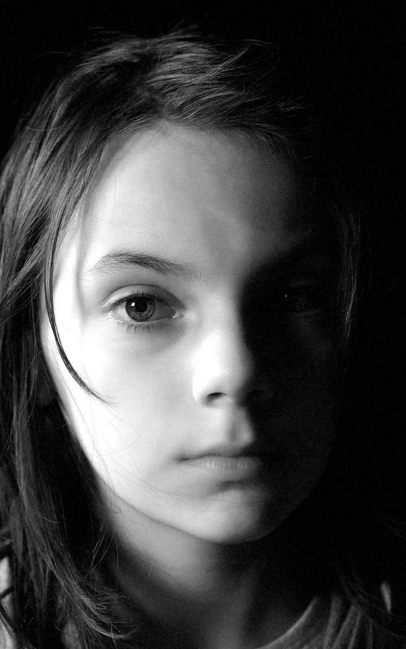800x1280 Dafne Keen Wallpaper