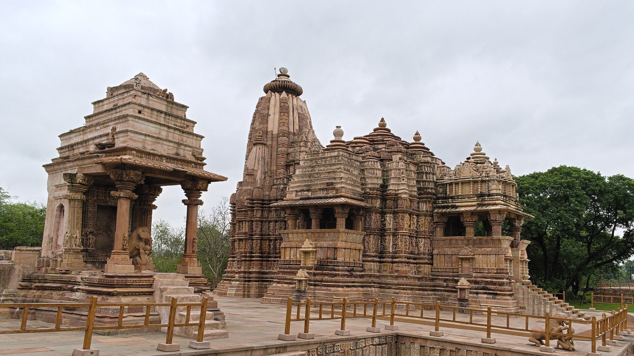 2560x1440 Mahadeva temple, Khajuraho