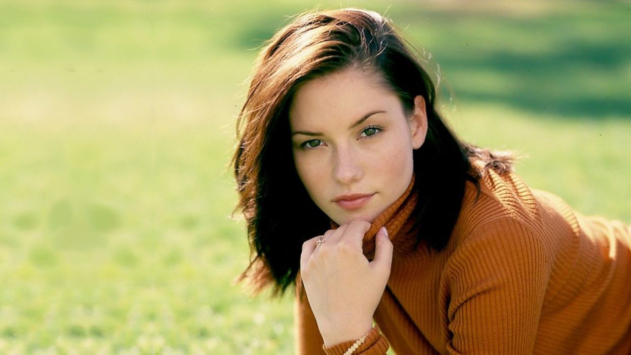 1244x700 Brunettes women actress Chyler Leigh sweaters wallpaperx1080