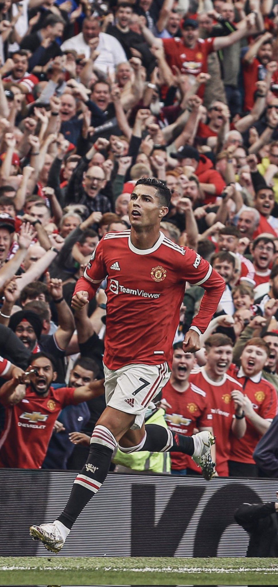 970x2048 Cr7 Manchester United Wallpaper Download