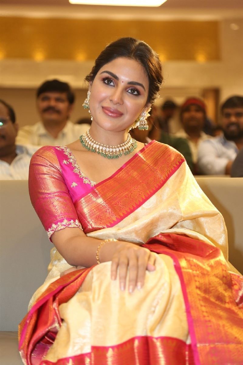800x1200 Actress Samyuktha Menon Picture Sir Movie Success Meet