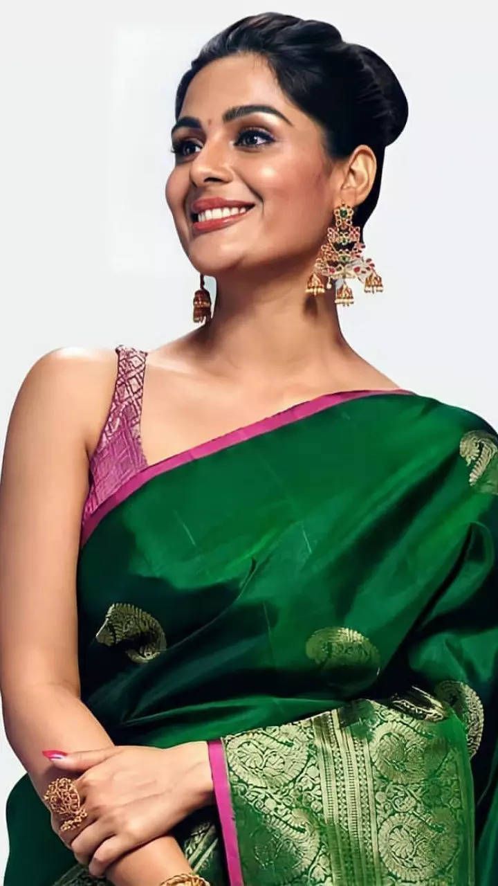 720x1280 stunning picture of Samyuktha Menon. Times of India