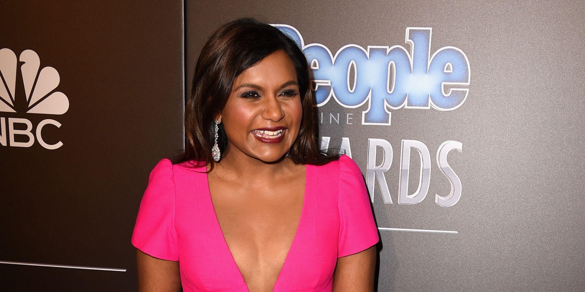2000x1000 Mindy Kaling HD Background