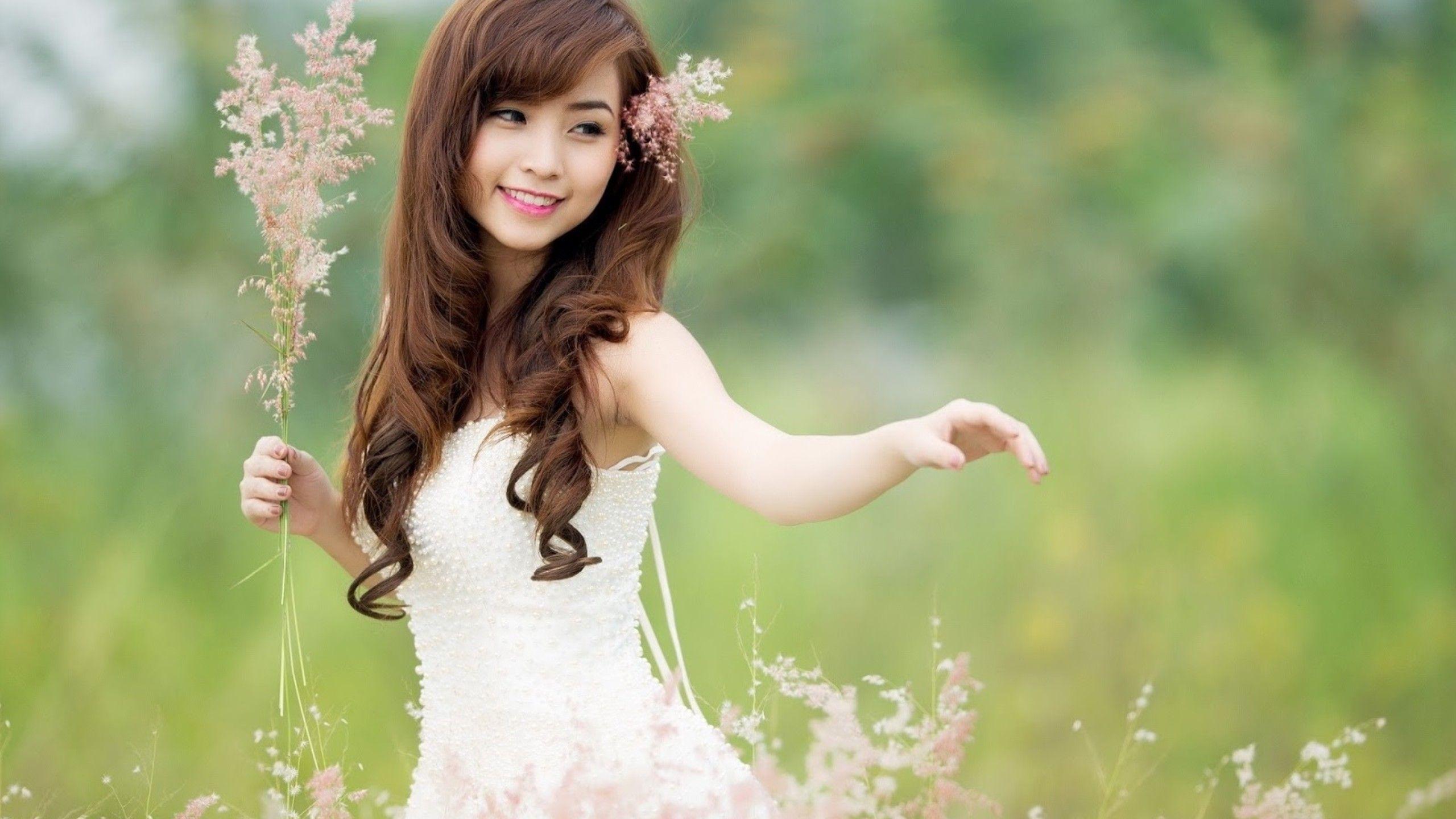 2560x1440 Beautiful Asian Girl Smiling