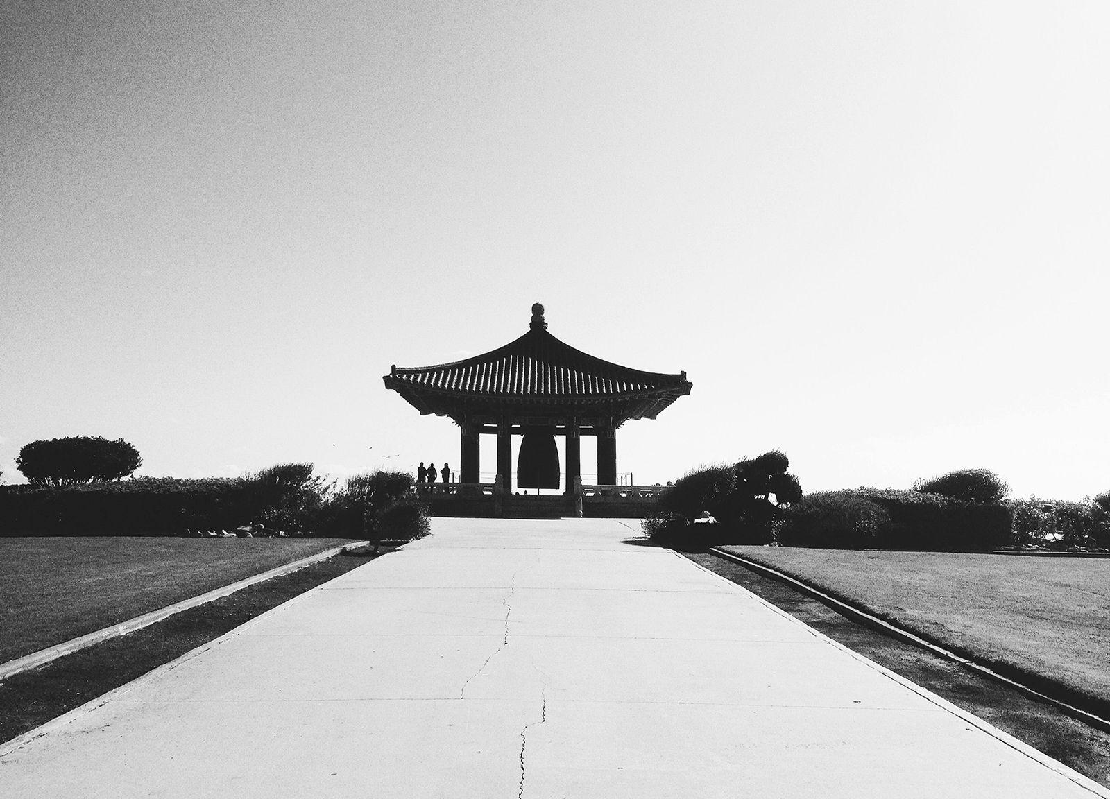1600x1152 Grass, Roof, Bell, Asian, HD Grayscale Image, Monochrome Wallpaper