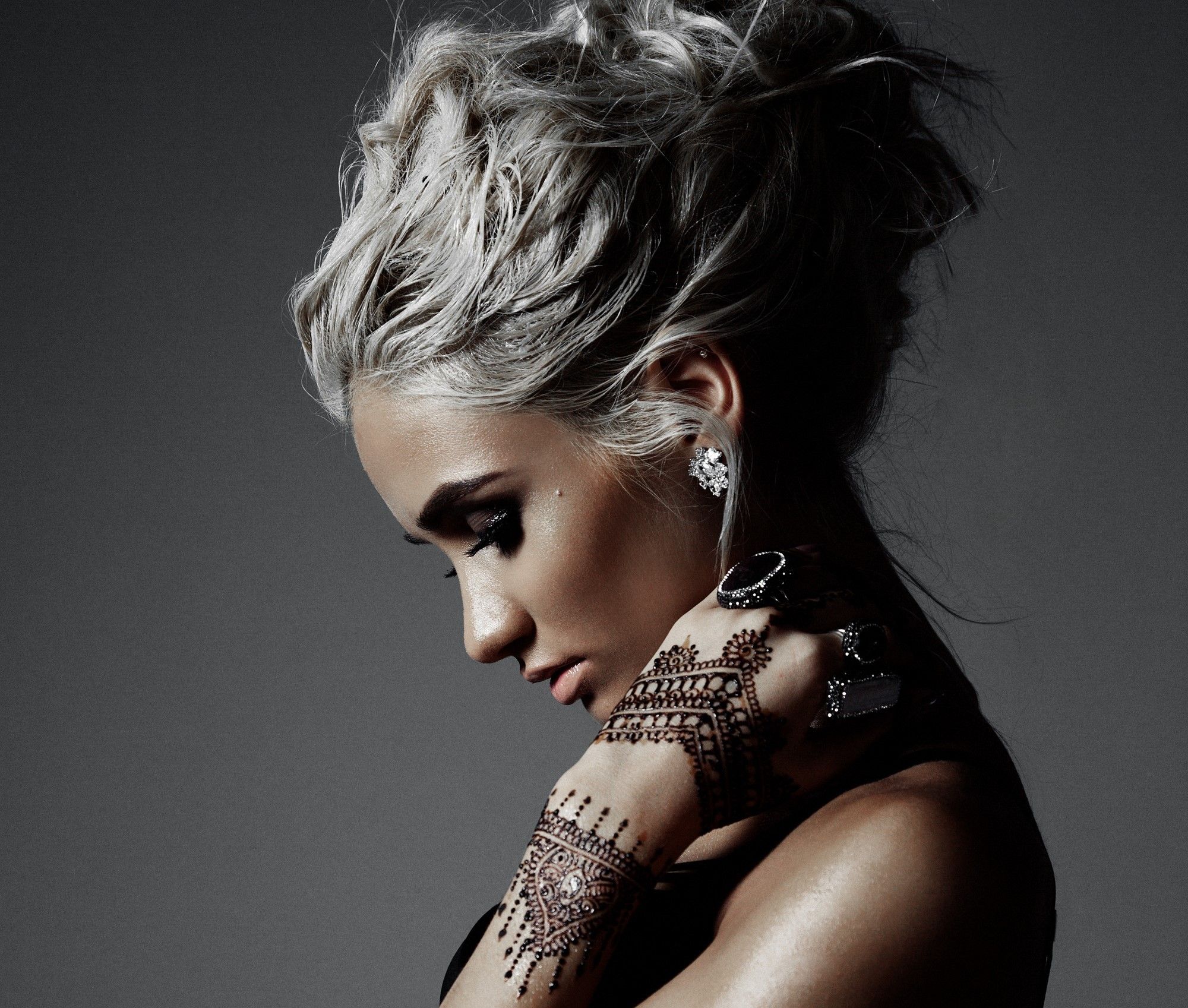 2000x1697 rings, Ash blonde, women, simple background, face, profile, model, Demi Lovato, HD Wallpaper