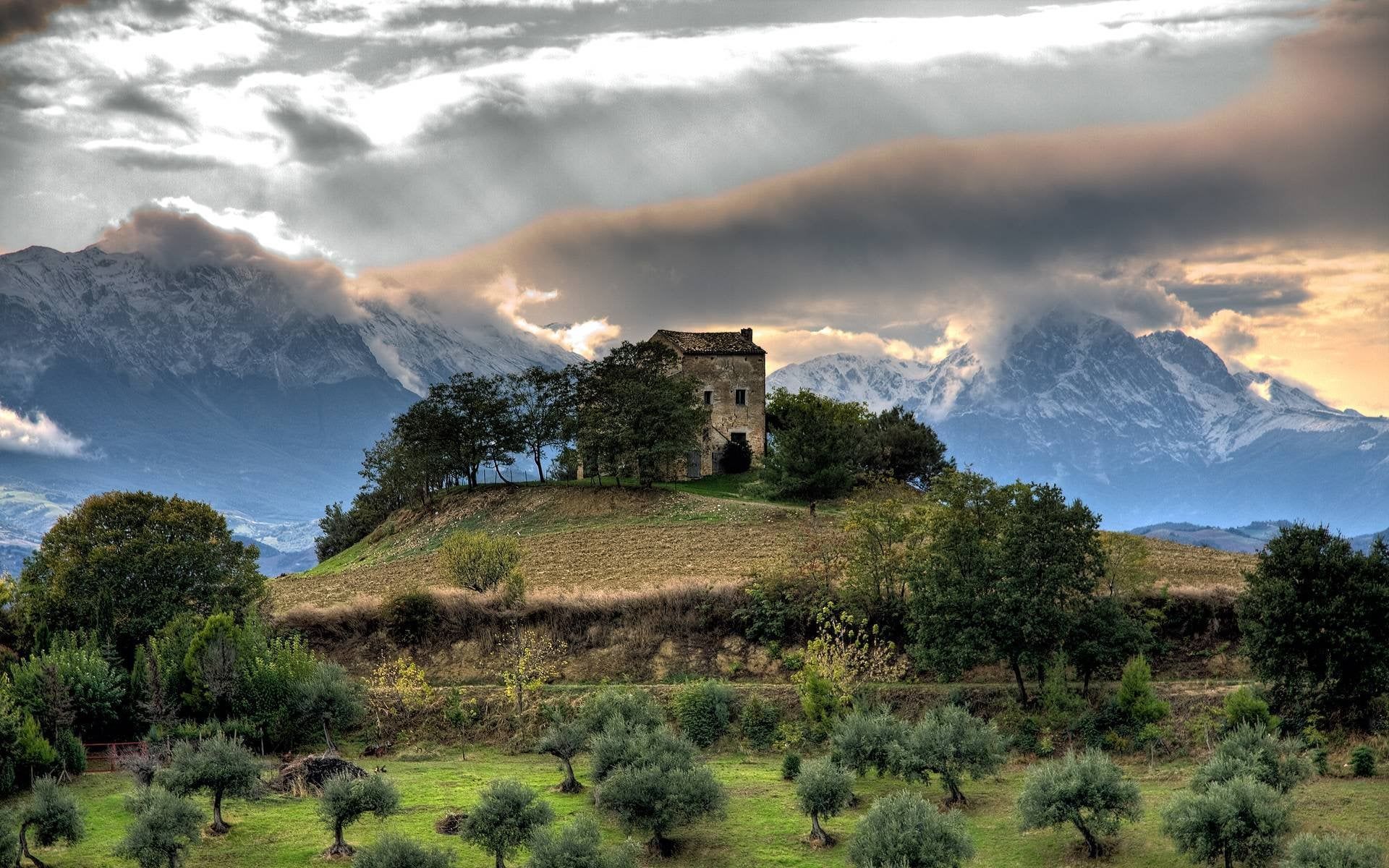 1920x1200 Abandoned Home On A Hill, Abruzzo, Italy [1920 X Xpost From R AbandonedPorn]