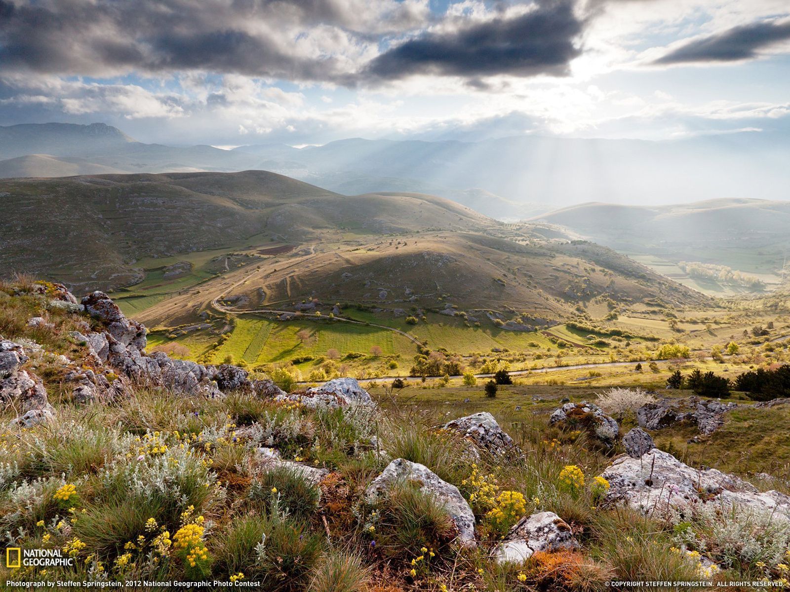 1600x1200 Abruzzo, Italy. Озера, Природа, Италия