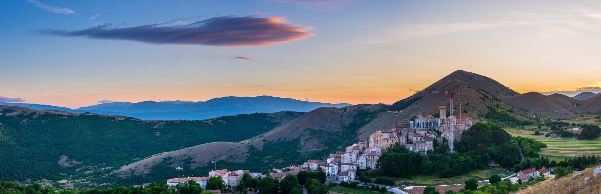 2000x648 Premium Photo. Sunset over medieval village perched on hill top, santo stefano di sessanio, abruzzo, italy. romantic sky and clouds above mountains landscape, tourism destination
